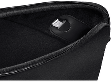 Charger l&#39;image dans la galerie, Pochette noire avec un connecteur USB à l&#39;intérieur et une fermeture éclair.
