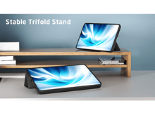 Charger l&#39;image dans la galerie, Tablettes sur une étagère et un bureau en bois, dans un support à trois volets, affichant des écrans. Le fond est bleu.
