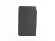 Charger l&#39;image dans la galerie, Un étui de tablette noir, fermé, avec un objectif d&#39;appareil photo visible. L&#39;étui a une texture lisse sur un fond blanc.

