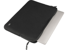 Charger l&#39;image dans la galerie, Housse d&#39;ordinateur portable ISY noire, ordinateur portable partiellement visible. Fond blanc.

