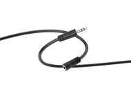 Câble audio noir avec prise jack 3,5 mm et connecteur femelle.