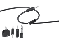 Câbles et connecteurs audio. Plusieurs câbles et adaptateurs noirs.