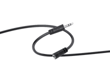 Charger l&#39;image dans la galerie, Câble noir avec prise jack 3,5mm et adaptateur femelle. Isolé sur fond noir.
