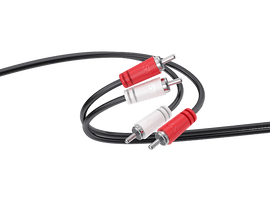 Gros plan de deux paires de câbles audio RCA avec connecteurs rouges et blancs, fond noir.
