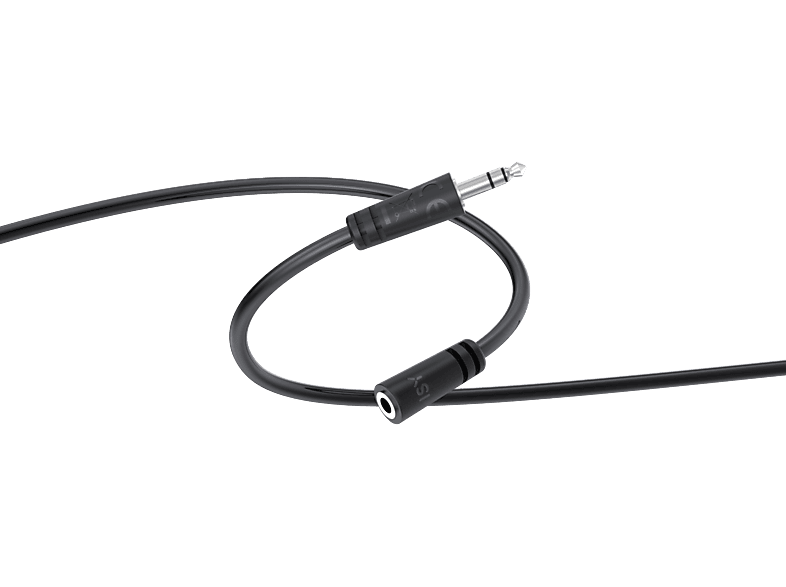 Câble adaptateur audio noir. Une extrémité avec un connecteur mâle, l'autre avec un connecteur femelle.