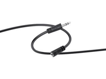Câble adaptateur audio noir. Une extrémité avec un connecteur mâle, l'autre avec un connecteur femelle.