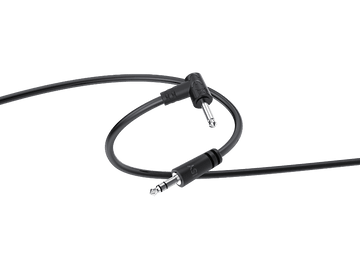 Câble audio noir avec deux prises jack de 3,5 mm et des connecteurs coudés. Le câble est sur un fond noir.