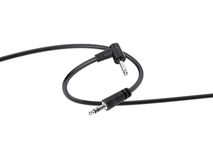 Câble audio noir avec deux prises jack de 3,5 mm et des connecteurs coudés. Le câble est sur un fond noir.