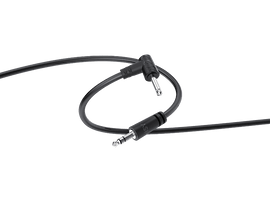 Câble audio noir avec deux prises jack de 3,5 mm et des connecteurs coudés. Le câble est sur un fond noir.