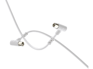 Câble coaxial blanc avec connecteurs.