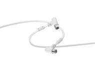 Câble coaxial blanc avec deux connecteurs sur fond noir.