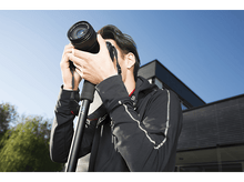 Charger l&#39;image dans la galerie, Une personne prend une photo avec un appareil photo reflex numérique. Un trépied et le ciel bleu sont visibles.
