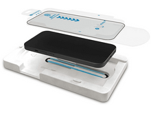 Charger l'image dans la galerie, Un smartphone noir est en train d'être préparé pour être mis dans un étui de protection. L'étui est ouvert.
