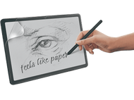 Main dessinant un œil sur une tablette qui dit, 