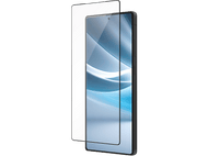 Un smartphone avec un protecteur d'écran à côté d'un protecteur. Téléphone noir avec écran en verre.