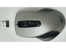 Charger l'image dans la galerie, Souris sans fil grise et noire avec récepteur USB. Vue de dessus sur une surface blanche.
