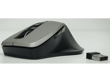 Charger l'image dans la galerie, Une souris d'ordinateur grise avec une base noire et un récepteur USB à côté.

