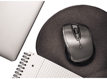 Charger l'image dans la galerie, Souris sur tapis de souris, ordinateur portable et bloc-notes sur surface rouge. La souris est argentée et noire.
