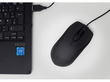 Charger l'image dans la galerie, Souris noire connectée à un ordinateur portable via un câble USB.
