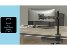 Charger l&#39;image dans la galerie, Moniteur sur un bureau avec un bras de moniteur. Une boîte compatible Vesa est à gauche, bureau en arrière-plan.
