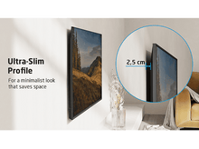 Charger l&#39;image dans la galerie, Téléviseur noir monté sur mur blanc. Texte: Profil Ultra-Mince. Pour un look minimaliste qui économise de l&#39;espace.
