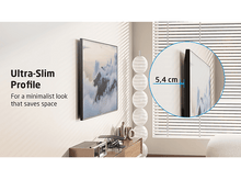 Charger l&#39;image dans la galerie, TV ultra-mince monté sur mur blanc, montrant son profil. Fenêtre avec stores à droite.
