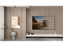 Charger l&#39;image dans la galerie, TV murale. Un tableau, un vase et autres décorations sous la TV.
