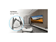 Charger l&#39;image dans la galerie, Une TV sur un support mural, avec détails d&#39;angle de pivotement. La pièce a un design moderne avec un canapé, une table et un paysage sur la TV.
