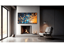 Charger l&#39;image dans la galerie, Un salon moderne avec une grande télévision au-dessus d&#39;une cheminée. L&#39;écran affiche une structure moléculaire.
