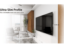 Charger l&#39;image dans la galerie, Un salon moderne avec une télévision. La télévision est fixée au mur et le texte à gauche indique Ultra-Slim Profile.
