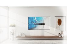 Charger l&#39;image dans la galerie, Salon moderne avec TV murale, étagère en bois et plante.
