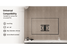 Charger l&#39;image dans la galerie, Une TV fixée au mur, un support et du texte sur la compatibilité.
