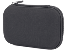 Charger l&#39;image dans la galerie, Étui noir zippé. L&#39;étui a une texture lisse et une fermeture éclair.
