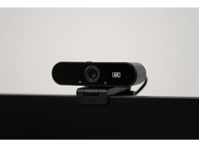 Charger l&#39;image dans la galerie, Une webcam 4K noire montée sur un moniteur noir.
