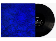 Disque vinyle dans une pochette, recouvert d'un matériau bleu texturé. Texte sur le disque.