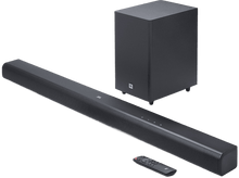 Charger l&#39;image dans la galerie, Barre de son noire, caisson de basses et télécommande. Marque JBL. Fond sombre. Configuration audio domestique moderne.
