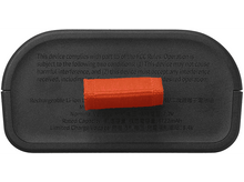 Charger l&#39;image dans la galerie, Vue de dessous d&#39;un appareil noir avec un petit morceau rectangulaire orange. Texte et marquages sur l&#39;appareil.
