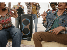 Charger l&#39;image dans la galerie, Un groupe de personnes dansant près d&#39;une enceinte. Un petit appareil noir est devant.
