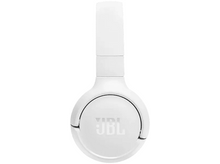 Charger l&#39;image dans la galerie, Casque JBL blanc avec la marque visible sur l&#39;écouteur. Vue aérienne, isolé sur fond blanc.
