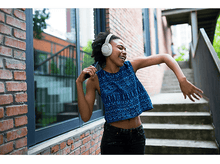 Charger l&#39;image dans la galerie, Femme dansant, avec casque, en milieu urbain.
