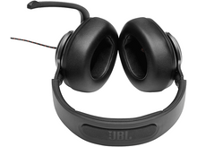 Charger l&#39;image dans la galerie, Casque de jeu JBL noir avec microphone, sur fond blanc.
