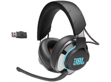 Charger l&#39;image dans la galerie, Casque de jeu JBL noir avec des lumières bleues. Un adaptateur USB est à gauche.
