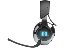 Charger l&#39;image dans la galerie, Casque de jeu JBL noir et argenté avec micro. Logo JBL sur l&#39;écouteur avec des touches de bleu et d&#39;orange.
