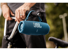 Charger l&#39;image dans la galerie, Personne tenant une enceinte JBL bleue sur le guidon d&#39;un vélo. Le logo JBL est visible.
