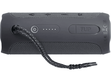 Charger l&#39;image dans la galerie, Enceinte Flip grise avec boutons et cordon tressé. Le mot &#39;FLIP&#39; est visible.
