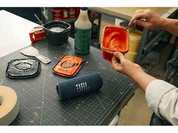 Tablette de dessin noire avec un stylo, une souris et des pointes de stylo supplémentaires.