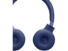 Charger l&#39;image dans la galerie, Gros plan sur un casque JBL bleu marine. Fond blanc. Mise au point sur l&#39;écouteur.
