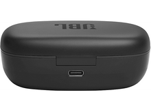 Charger l&#39;image dans la galerie, Étui de chargement d&#39;écouteurs JBL noir, avec port USB-C et logo JBL sur le dessus.
