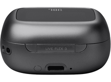 Charger l'image dans la galerie, Un étui de chargement JBL gris foncé. L'étui indique "LIVE FLEX 3" et possède un port USB-C.
