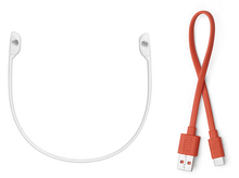Charger l'image dans la galerie, Deux écouteurs blancs et un câble de charge USB-C rouge et blanc sur fond blanc.
